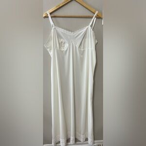 🤍 Vintage Beehive Slip Dress — Size 40 — Adjustable Straps — Lace Trim